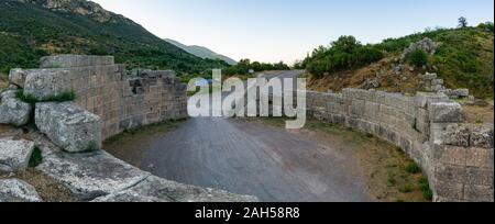 Ruines de l'Arcadian gate et les murs près de l'ancienne Messène(Messini) Banque D'Images