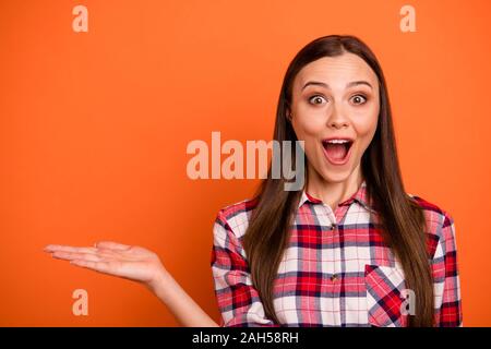 Grande meilleure offre aujourd'hui que la proposition de concept. Close-up photo portrait d'optimiste avec la bouche ouverte dame ayant bonne humeur, escapade pour obtenir gratuitement Banque D'Images