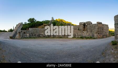 Ruines de l'Arcadian gate et les murs près de l'ancienne Messène(Messini) Banque D'Images