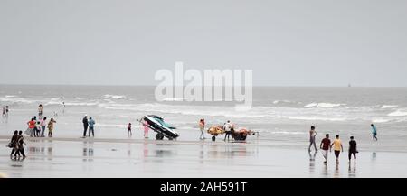 Paysage d'été de la belle plage de la mer tropicale Mandarmani à extrémité nord du golfe du Bengale. C'est un endroit idéal pour un développement rapide du tourisme dans l'ouest du Bengale. M Banque D'Images