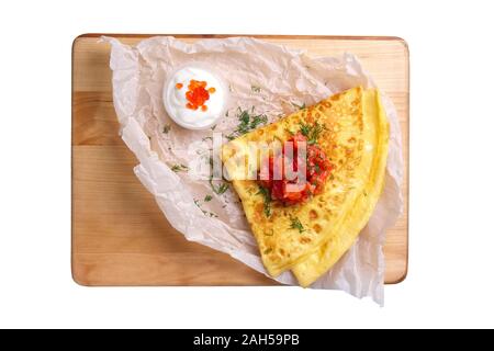 Vue de dessus de fines crêpes de saumon et caviar rouge isolé sur fond blanc Banque D'Images