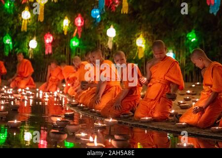 Chiang Mai, Thaïlande - Novembre 03, 2017 : festival de Loy Krathong à Chiangmai. Moine traditionnel ballon flottant légers faits de papier chaque année au Wat Ph Banque D'Images