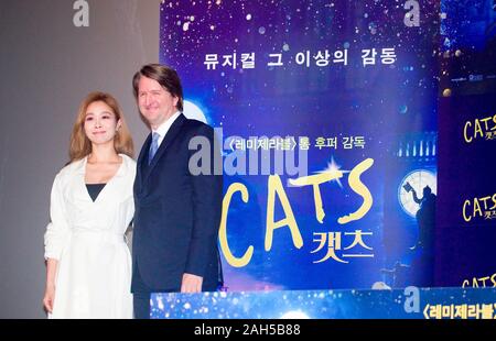 Tom Hooper et Ock Joo-Hyun (Fin.K.L.), Dec 23, 2019 Australian-British : Tom Hooper, réalisateur (R) et un chanteur sud-coréen et actrice de théâtre musical Ock Joo-Hyun poser pour les photographes lors d'une conférence de presse pour une fantaisie musicale film 'Cats', qui a été réalisé par Hooper, à Séoul, en Corée du Sud. (Photo de Lee Jae-Won/AFLO) (CORÉE DU SUD) Banque D'Images