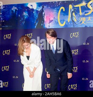 Tom Hooper et Ock Joo-Hyun (Fin.K.L.), Dec 23, 2019 Australian-British : Tom Hooper, réalisateur (R) et un chanteur sud-coréen et actrice de théâtre musical Ock Joo-Hyun bow ensemble après une conférence de presse pour une fantaisie musicale film 'Cats', qui a été réalisé par Hooper, à Séoul, en Corée du Sud. Credit : Lee Jae-Won/AFLO/Alamy Live News Banque D'Images