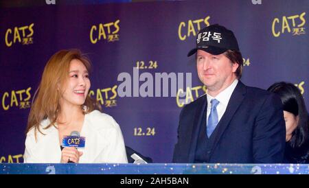 Tom Hooper et Ock Joo-Hyun (Fin.K.L.), Dec 23, 2019 : un chanteur sud-coréen et actrice de théâtre musical Ock Joo-Hyun (L) présente un plafond en cadeau à Australian-British directeur film Tom Hooper lors d'une conférence de presse pour une fantaisie musicale film 'Cats', qui a été réalisé par Hooper, à Séoul, en Corée du Sud. La PAC se lit,'Directeur Tom'. Credit : Lee Jae-Won/AFLO/Alamy Live News Banque D'Images