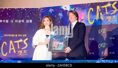 Tom Hooper et Ock Joo-Hyun (Fin.K.L.), Dec 23, 2019 : un chanteur sud-coréen et actrice de théâtre musical Ock Joo-Hyun (L) présente un tableau représentant une affiche de film 'Cats' comme un cadeau à Australian-British directeur film Tom Hooper au cours d'une conférence de presse pour la fantaisie musicale film 'Cats', qui a été réalisé par Hooper, à Séoul, en Corée du Sud. Credit : Lee Jae-Won/AFLO/Alamy Live News Banque D'Images