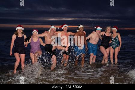 Les membres de la King Edward's Bay nageurs profitez d'un jour de Noël à profiter de l'aube, à King Edward's Bay, Newcastle. Photo date : mercredi 25 décembre, 2019. Crédit photo doit se lire : Owen Humphreys/PA Wire Banque D'Images