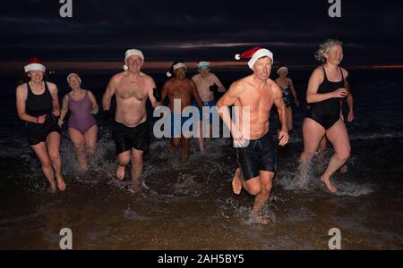 Les membres de la King Edward's Bay nageurs profitez d'un jour de Noël à profiter de l'aube, à King Edward's Bay, Newcastle. Photo date : mercredi 25 décembre, 2019. Crédit photo doit se lire : Owen Humphreys/PA Wire Banque D'Images