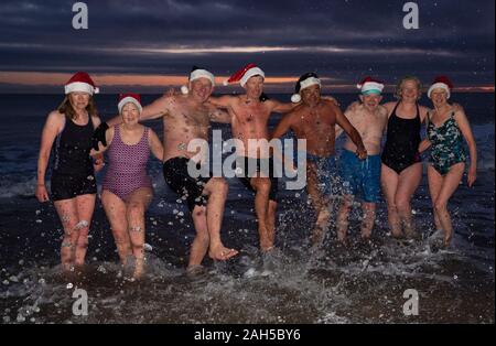 Les membres de la King Edward's Bay nageurs profitez d'un jour de Noël à profiter de l'aube, à King Edward's Bay, Newcastle. Photo date : mercredi 25 décembre, 2019. Crédit photo doit se lire : Owen Humphreys/PA Wire Banque D'Images