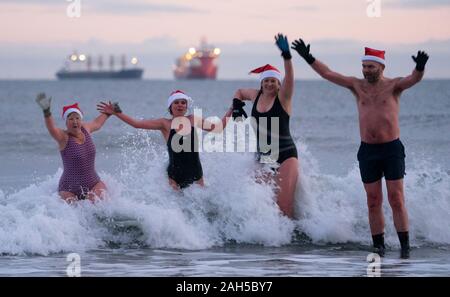 Les membres de la King Edward's Bay nageurs profitez d'un jour de Noël à profiter de l'aube, à King Edward's Bay, Newcastle. Photo date : mercredi 25 décembre, 2019. Crédit photo doit se lire : Owen Humphreys/PA Wire Banque D'Images