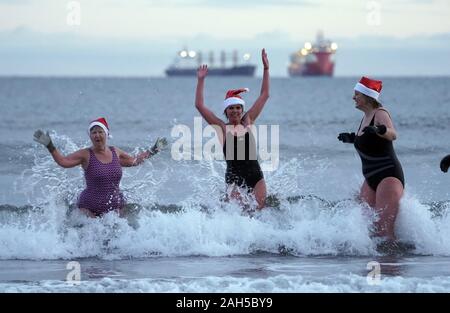 Les membres de la King Edward's Bay nageurs profitez d'un jour de Noël à profiter de l'aube, à King Edward's Bay, Newcastle. Photo date : mercredi 25 décembre, 2019. Crédit photo doit se lire : Owen Humphreys/PA Wire Banque D'Images