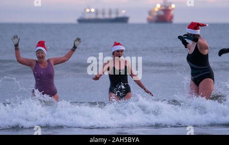 Les membres de la King Edward's Bay nageurs profitez d'un jour de Noël à profiter de l'aube, à King Edward's Bay, Newcastle. Photo date : mercredi 25 décembre, 2019. Crédit photo doit se lire : Owen Humphreys/PA Wire Banque D'Images