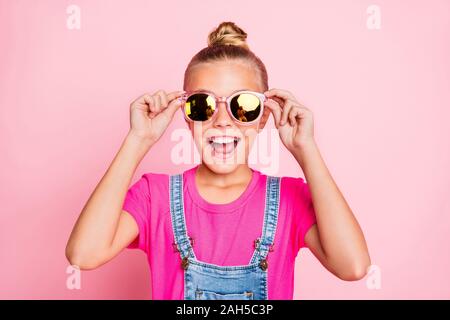 La photo en gros plan de l'excitation joyeuse joie extatique lycéenne ayant son été, vacances à l'étranger smiling toothily plus isolés des couleurs pastel background Banque D'Images