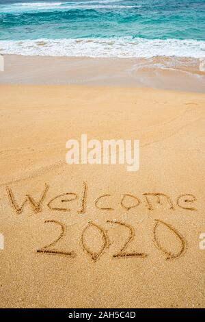 Bienvenue 2020 written in the sand- Nouveau concept de l'année Banque D'Images