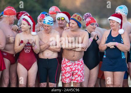 Les nageurs du club de natation de Serpentine prendre part à la Peter Pan cup race, qui a lieu chaque jour de Noël à la Serpentine, dans le centre de Londres. Photo date : mercredi 25 décembre, 2019. Crédit photo doit se lire : Dominic Lipinski/PA Wire Banque D'Images