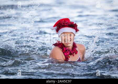 Les nageurs du club de natation de Serpentine prendre part à la Peter Pan cup race, qui a lieu chaque jour de Noël à la Serpentine, dans le centre de Londres. Photo date : mercredi 25 décembre, 2019. Crédit photo doit se lire : Dominic Lipinski/PA Wire Banque D'Images