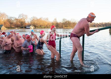 Les nageurs du club de natation de Serpentine prendre part à la Peter Pan cup race, qui a lieu chaque jour de Noël à la Serpentine, dans le centre de Londres. Photo date : mercredi 25 décembre, 2019. Crédit photo doit se lire : Dominic Lipinski/PA Wire Banque D'Images