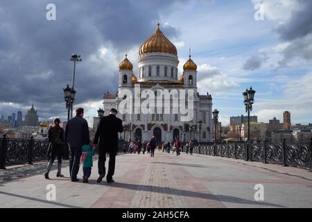 Moscou, Russie - 16 Avril 2015 : Le paysage de la Cathédrale de Christ le Sauveur du pont sur la rivière Moskva, avec les gens sur le pont, Mosco Banque D'Images