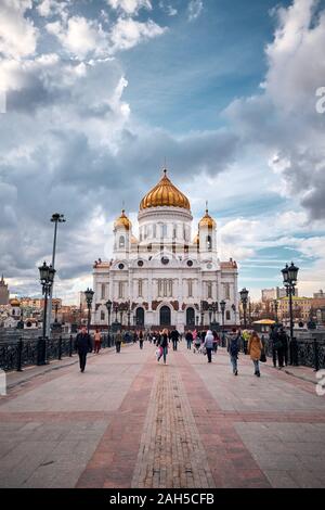 Moscou, Russie - 16 Avril 2015 : Le paysage de la Cathédrale de Christ le Sauveur du pont sur la rivière Moskva, avec les gens sur le pont, Mosco Banque D'Images