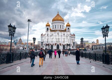 Moscou, Russie - 16 Avril 2015 : Le paysage de la Cathédrale de Christ le Sauveur du pont sur la rivière Moskva, avec les gens sur le pont, Mosco Banque D'Images