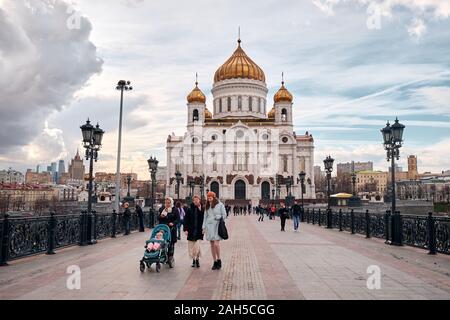 Moscou, Russie - 16 Avril 2015 : Le paysage de la Cathédrale de Christ le Sauveur du pont sur la rivière Moskva, avec les gens sur le pont, Mosco Banque D'Images