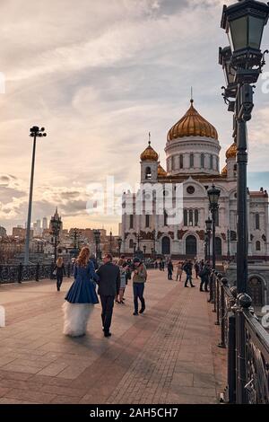 Moscou, Russie - 16 Avril 2015 : Le paysage de la Cathédrale de Christ le Sauveur du pont sur la rivière Moskva, avec les gens sur le pont, Mosco Banque D'Images