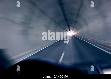 Location de conduite rapide vers le bas du tunnel de l'intérieur. Banque D'Images