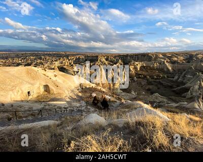 Vue d'une vallée remplie d'anciennes formations rocheuses. Ciel bleu, nuages blancs. Beau paysage. Cappadoce, Turquie le 5 novembre 2019. Banque D'Images