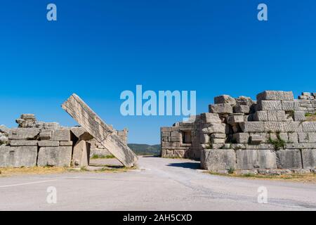 Ruines de l'Arcadian gate et les murs près de l'ancienne Messène(Messini) Banque D'Images