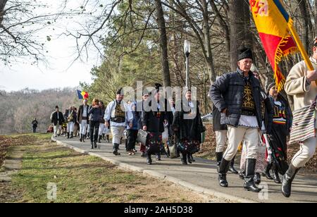 Sibiu, Roumanie - 14 décembre 2019. divers musiciens et danseurs en vêtements traditionnels roumains sur l'allée dans le parc, Transylvanie, Roumanie Banque D'Images