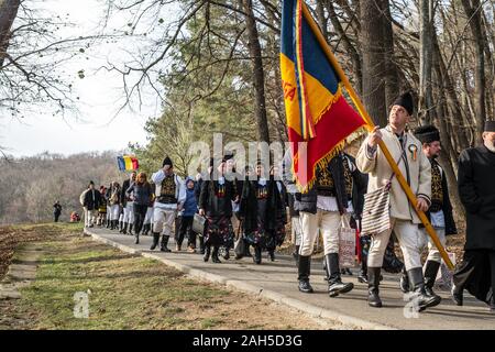 Sibiu, Roumanie - 14 décembre 2019. divers musiciens et danseurs en vêtements traditionnels roumains sur l'allée dans le parc, Transylvanie, Roumanie Banque D'Images