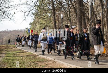 Sibiu, Roumanie - 14 décembre 2019. divers musiciens et danseurs en vêtements traditionnels roumains sur l'allée dans le parc, Transylvanie, Roumanie Banque D'Images