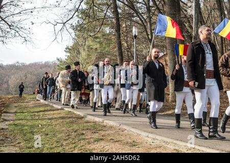 Sibiu, Roumanie - 14 décembre 2019. divers musiciens et danseurs en vêtements traditionnels roumains sur l'allée dans le parc, Transylvanie, Roumanie Banque D'Images