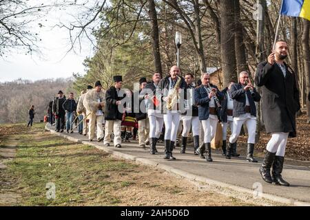 Sibiu, Roumanie - 14 décembre 2019. divers musiciens et danseurs en vêtements traditionnels roumains sur l'allée dans le parc, Transylvanie, Roumanie Banque D'Images