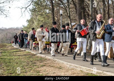 Sibiu, Roumanie - 14 décembre 2019. divers musiciens et danseurs en vêtements traditionnels roumains sur l'allée dans le parc, Transylvanie, Roumanie Banque D'Images