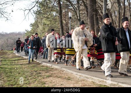 Sibiu, Roumanie - 14 décembre 2019. divers musiciens et danseurs en vêtements traditionnels roumains sur l'allée dans le parc, Transylvanie, Roumanie Banque D'Images