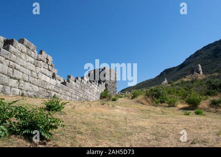 Ruines de l'Arcadian gate et les murs près de l'ancienne Messène(Messini) Banque D'Images