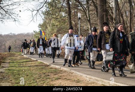 Sibiu, Roumanie - 14 décembre 2019. divers musiciens et danseurs en vêtements traditionnels roumains sur l'allée dans le parc, Transylvanie, Roumanie Banque D'Images