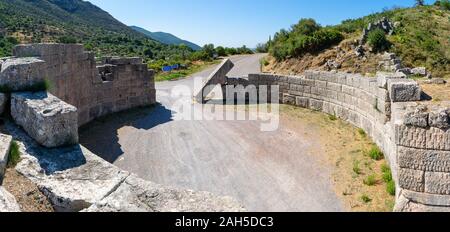 Ruines de l'Arcadian gate et les murs près de l'ancienne Messène(Messini) Banque D'Images