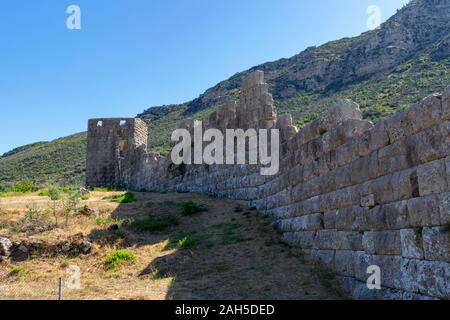 Ruines de l'Arcadian gate et les murs près de l'ancienne Messène(Messini) Banque D'Images