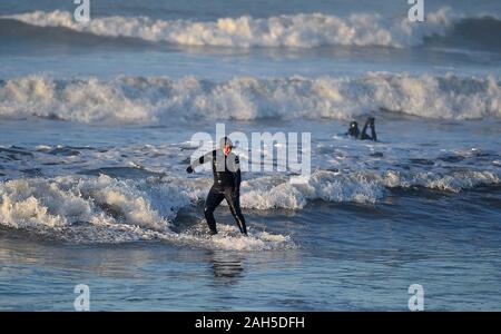 La baie d'eau douce, Royaume-Uni. Dec 25, 2019. Courageux surfeurs un matin de Noël à l'état de la mer. La baie d'eau douce. Île de Wight. UK. 25/12/2019. Garry Crédit/Sport sous gaine en images/Alamy Crédit : Sport en images/Alamy Live News Banque D'Images