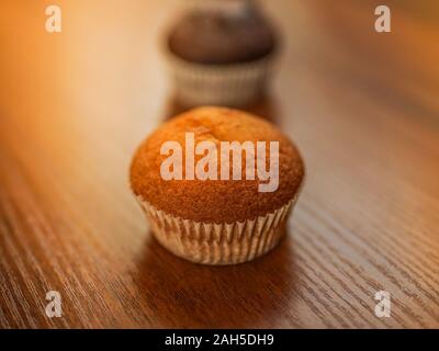 Muffins sucrés sur la table en bois brun. Banque D'Images