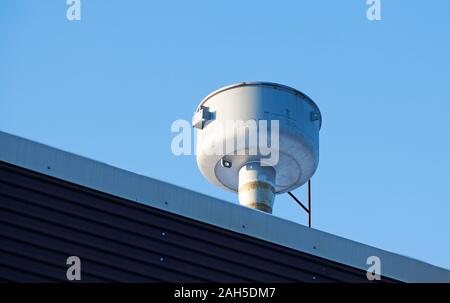 Une petite cheminée de couleur argent sur un bâtiment industriel Banque D'Images