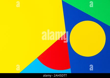 Forme géométrique abstrait jaune, bleu, rouge, vert papier fond couleur Banque D'Images
