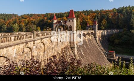 L'automne au barrage Les Kralovstvi près de Dvur Kralove nad Labem en République Tchèque Banque D'Images