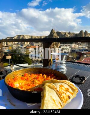 Ragoût de légumes dans une casserole, pita turque se tenir sur la table dans le contexte d'un arrière-plan flou de la ville. Street café turc. Vue depuis Banque D'Images