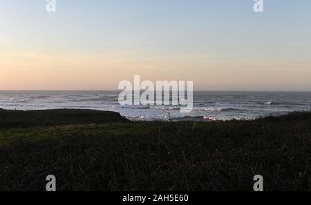 La baie d'eau douce. United Kingdom. 25 décembre 2019. Lever du soleil à l'omble de Chine. La baie d'eau douce. Île de Wight. UK. 25/12/2019. Garry Crédit/Sport sous gaine en images/Alamy Banque D'Images