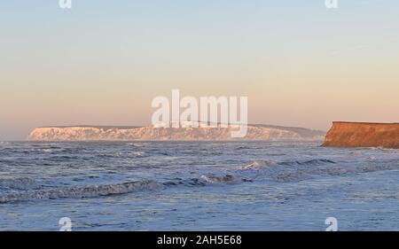 La baie d'eau douce. United Kingdom. 25 décembre 2019. Lever du soleil à Brook Chine En regardant vers les aiguilles. La baie d'eau douce. Île de Wight. UK. 25/12/2019. Garry Crédit/Sport sous gaine en images/Alamy Banque D'Images