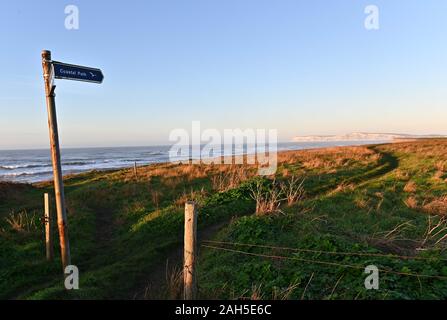 La baie d'eau douce. United Kingdom. 25 décembre 2019. Lever du soleil à Brook à la Chine le long du sentier côtier. La baie d'eau douce. Île de Wight. UK. 25/12/2019. Garry Crédit/Sport sous gaine en images/Alamy Banque D'Images