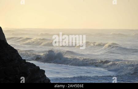 La baie d'eau douce. United Kingdom. 25 décembre 2019. Lever du soleil à l'omble de Chine, les vagues déferlent sur la plage. La baie d'eau douce. Île de Wight. UK. 25/12/2019. Garry Crédit/Sport sous gaine en images/Alamy Banque D'Images